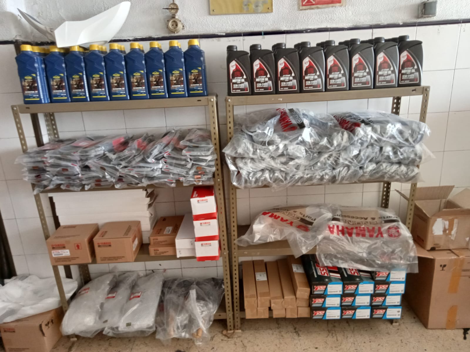 Peças, óleos e acessórios em stock